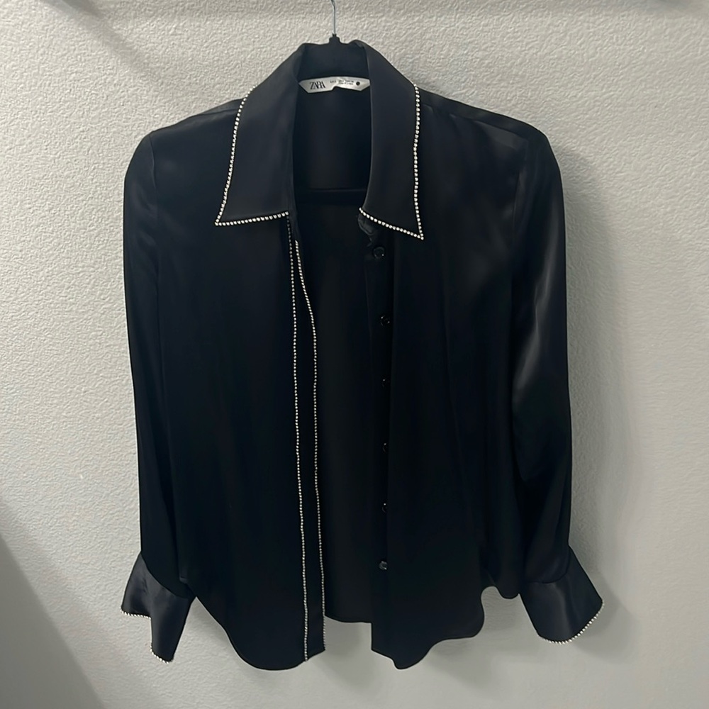 It’s a black set with silver stones on the side